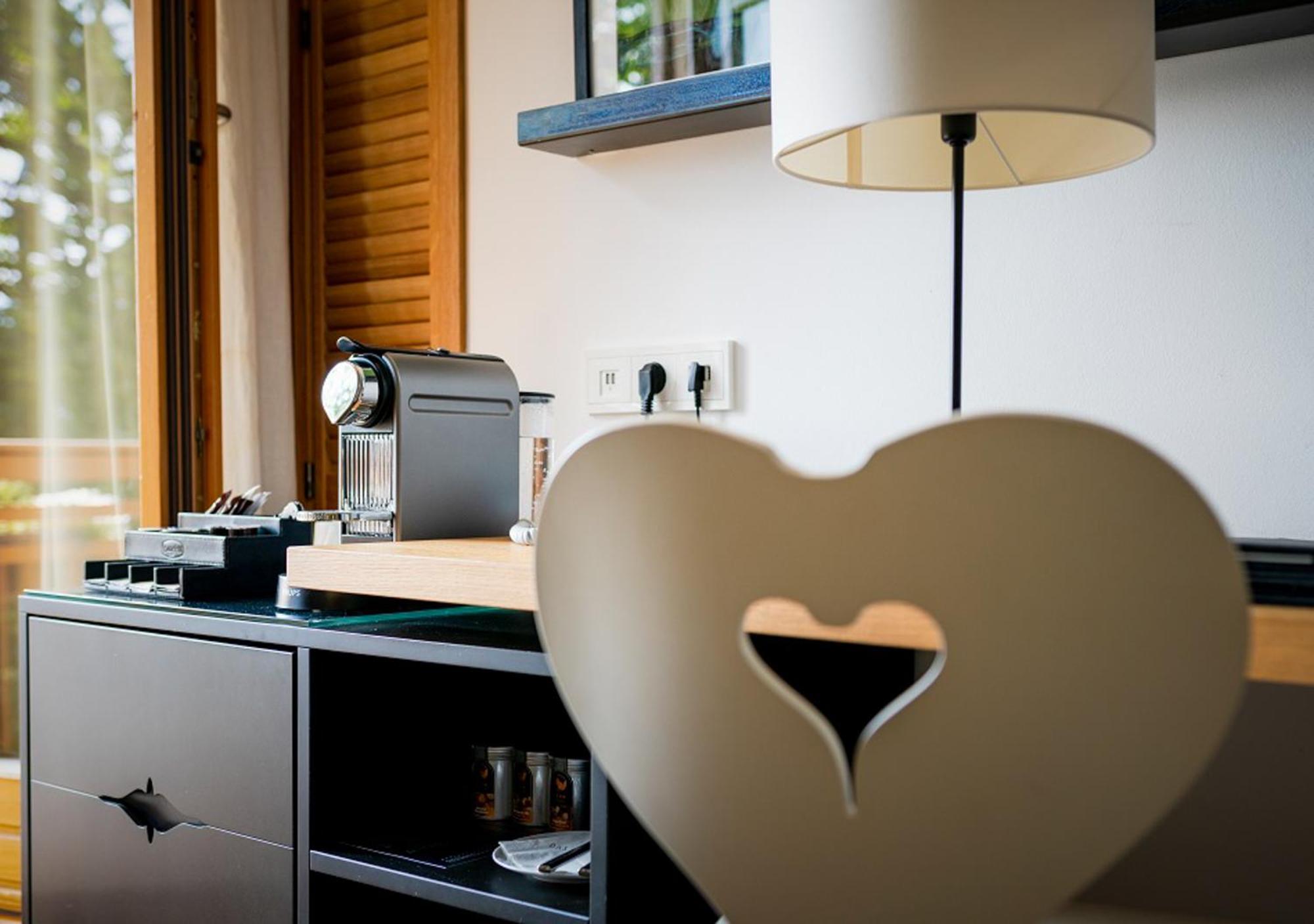 Das Тегернзее Екстериор снимка A Nespresso machine in a hotel room