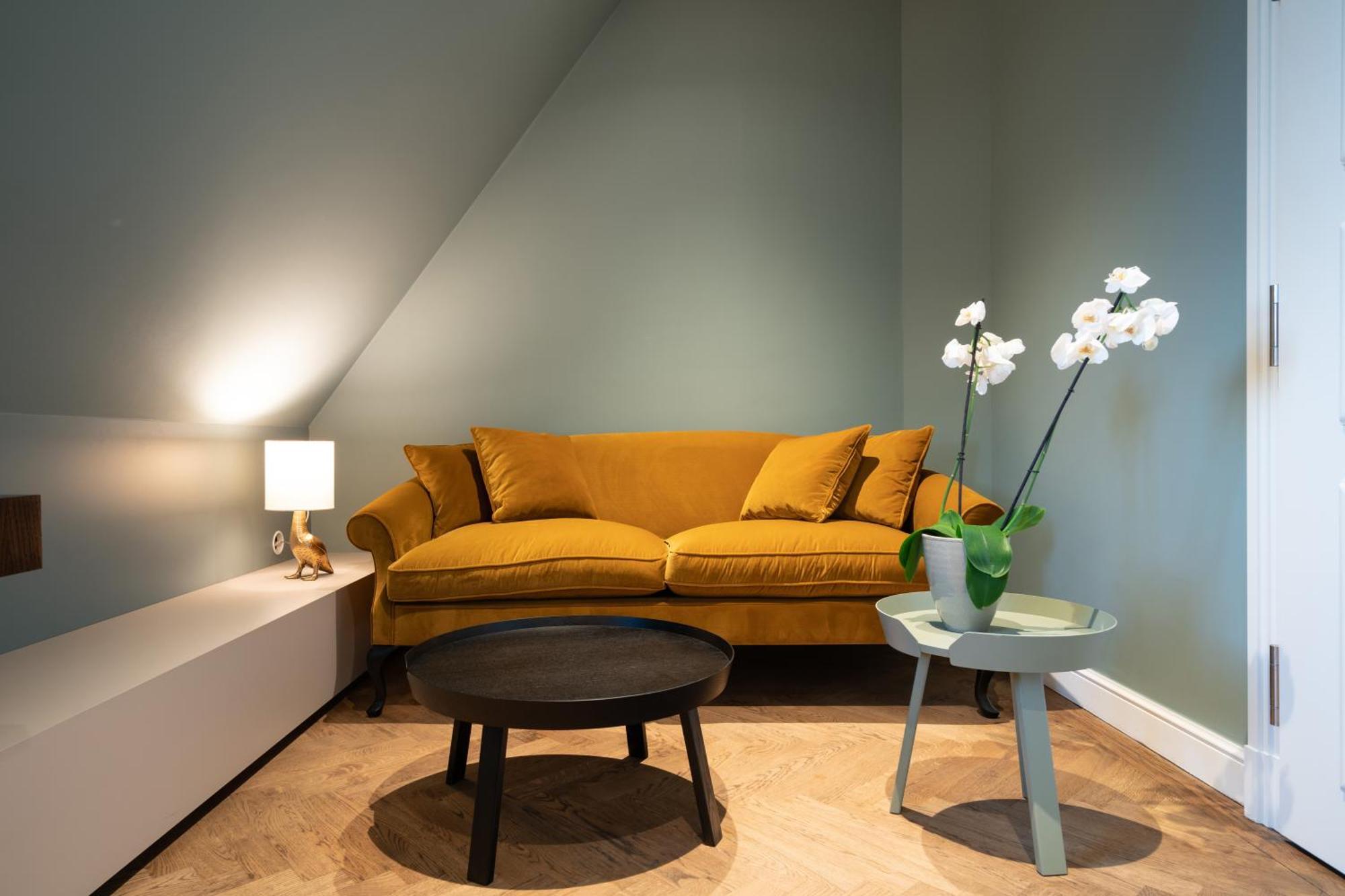 Das Тегернзее Екстериор снимка A living room with a sofa